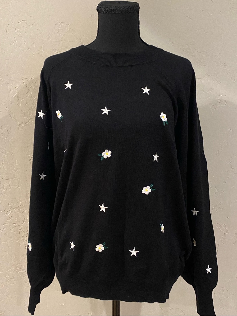 Umgee Black Sweater w/ White Star & Daisy Embroidery details. Sz M NWT PTP 22